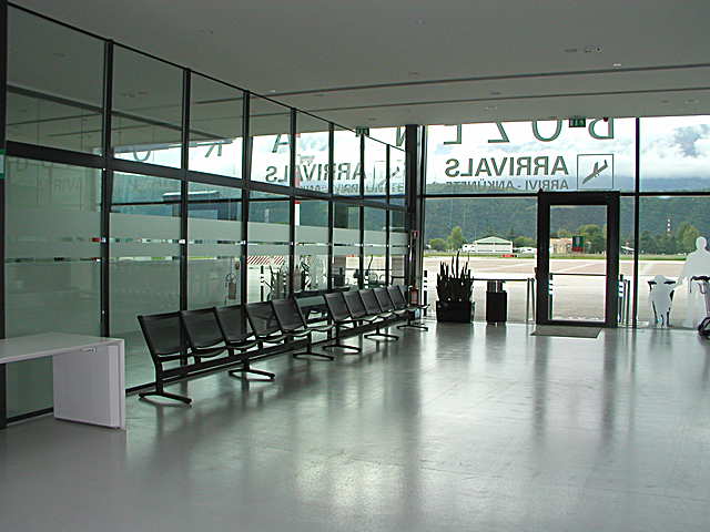 8000 BENCH 4L M, Aeroporto di Bolzano  Dolomiti, Bolzano, Italy