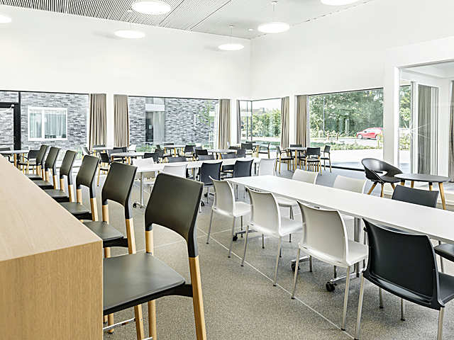 HOLA FRAME CHAIR 4L P, ARN FRAME CHAIR HKR 4L LGW P, SAN SIRO MEETING TABLE T-LEG TF RC 1, Woonzorgcentrum De Vlinder, Harelbeke, Belgium